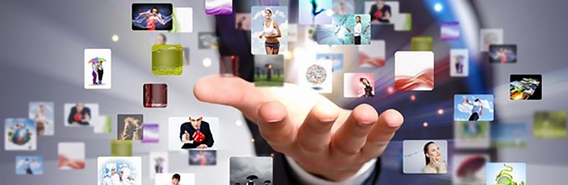 Sinh viên đang tập trung viết bài báo cáo môn quản trị học trên laptop, xung quanh là sách vở và tài liệu